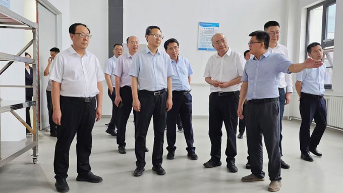甘肅國投集團黨委書記、董事長成廣平一行到西部工程檢測研發(fā)基地調(diào)研
